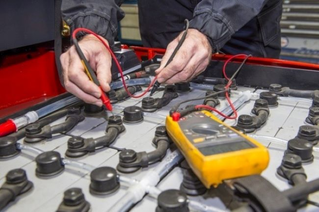 Có nhiều tác nhân ảnh hưởng đến tuổi thọ bình điện của xe nâng