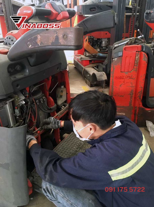 Kiểm tra hệ thống điện - Sửa chữa xe nâng điện uy tín