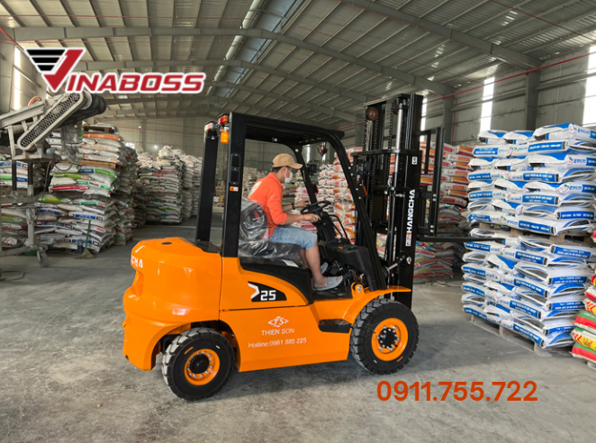 Xe nâng gặp sự cố: càng xe nâng nâng hạ yếu, có tiếng kêu