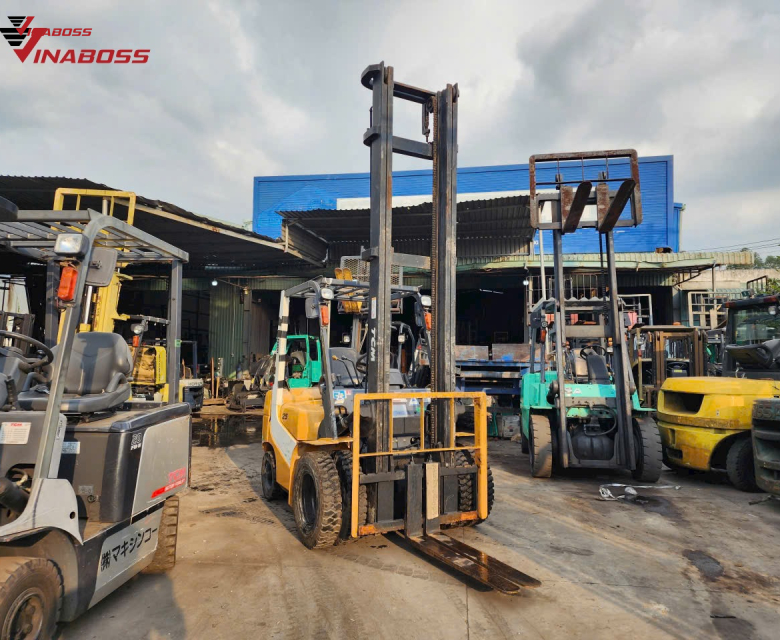 Xe nâng dầu TCM 2. 5 tấn