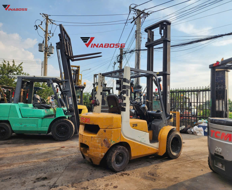 Xe nâng dầu TCM 2. 5 tấn